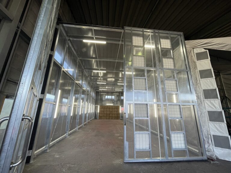 トラック塗装ブース導入事例画像